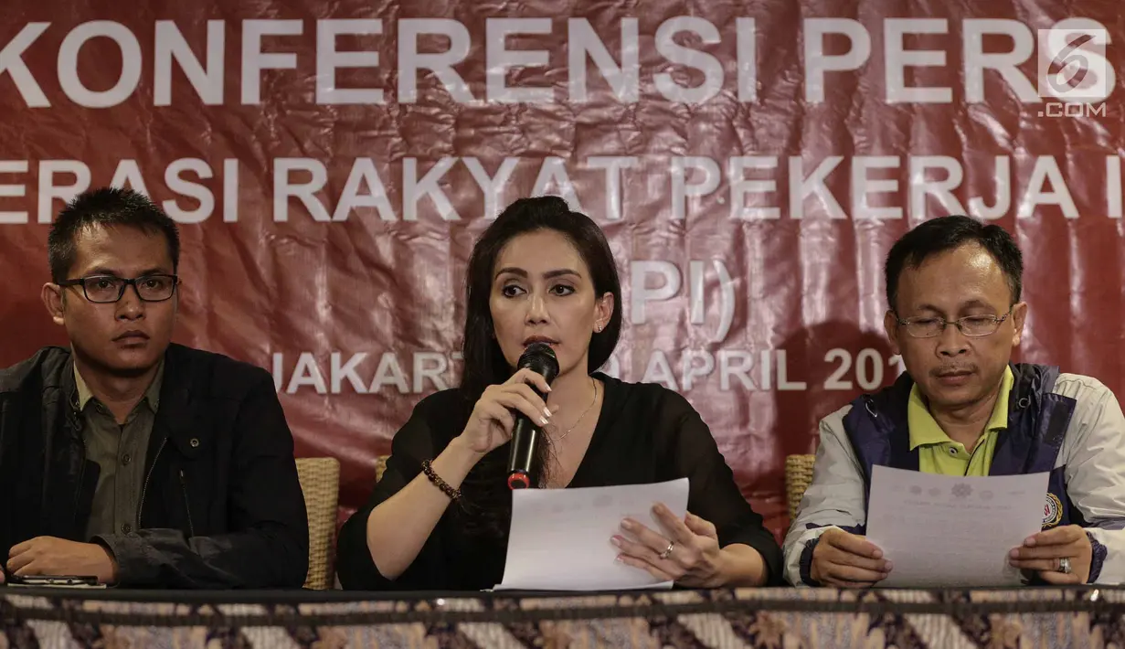 Ketum Konfederasi Rakyat Pekerja Indonesia (KRPI) Rieke Diah Pitaloka menyampaikan maklumat untuk Presiden Jokowi dalam konferensi pers di Jakarta, Minggu (29/4). Konpers terkait kesiapan aksi pada hari buruh, 1 Mei mendatang. (Liputan6.com/Faizal Fanani)