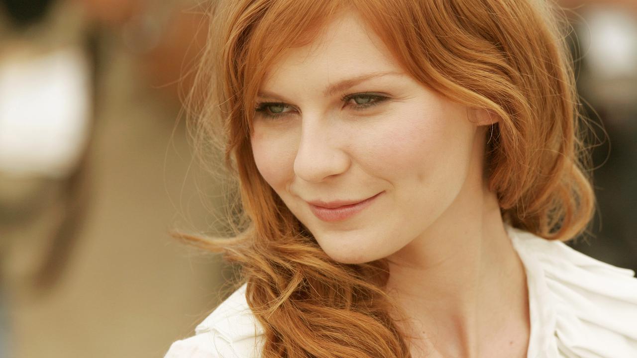 Demi Pemotretan, Kirsten Dunst Ekspos Tubuh Bagian Atas