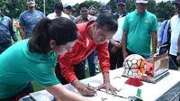 Presiden Joko Widodo membukukan tanda tangan saat meresmikan lapangan sepak bola ABC di kawasan Gelora Bung Karno, Jakarta, Sabtu (2/12/2017). Presiden meresmikan empat venue yang akan digunakan untuk Asian Games 2018. (Biro Pres Setpres/Rustam)