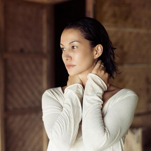 Potret pesona Nadya Hutagalung yang masih nampak awet muda di usia 45 tahun