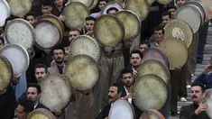 Musisi dari wilayah barat Kurdi Iran memainkan Daf dalam upacara menjelang Tahun Baru Iran, atau Nowruz, di Teheran, Iran (14/3/2022). Nowruz berasal dari setidaknya 1700 SM dan dalam tradisi Zoroaster kuno adalah hari libur paling penting dan diantisipasi dalam budaya Iran. (AP Photo/Vahid Salemi)