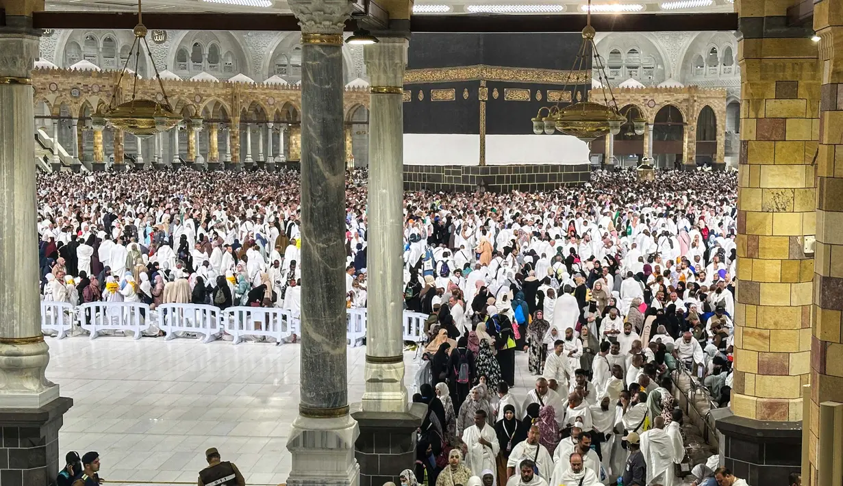 Mereka mempersiapkan diri untuk wukuf di Arafah, mabit di Muzdalifah, dan melontar jumrah di Mina, yang merupakan rukun haji yang wajib. (Foto oleh AFP)