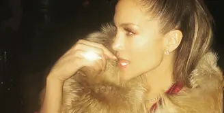 Jalinan cinta Jennifer Lopez dan Drake semakin ramai beredar. Setelah keduanya tertangkap berciuman di pesta perayaan tahun baru, kini dikabarkan Drake memberikan perhiasan mewah dengan harga sekitar Rp 1,3 M. (Instagram/Jlo)