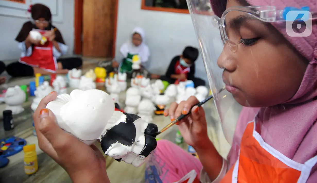Anak-anak mewarnai boneka berkarakter kartun di Saung Art Gallery, Pondok Cabe, Tangerang Selatan, Banten, Kamis  (25/3/2021). Selain menjadi sarana edukasi, boneka berbahan gipsum yang dapat digunakan sebagai celengan ini dijual dengan harga Rp 20 ribu-Rp 40 ribu per buah. (merdeka.com/Arie Basuki)