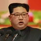 Pemimpin Korea Utara Kim Jong-un berpidato saat menghadiri Konferensi Industri Munisi ke-8 di Pyongyang (12/12). Kim Jong-un menyatakan para ilmuwan dan pekerjanya akan terus mengembangkan lebih banyak persenjataan. (AFP Photo/KCNA VIA KNS)