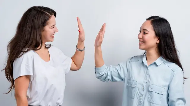 Ilustrasi perempuan saling membantu/freepik.com