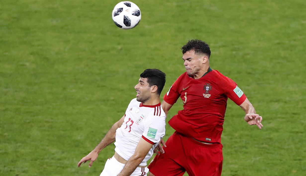 Aksi pemain Iran, Mehdi Taremi (kiri) mencoba menjangkau bola dari adangan pemain Portugal, Pepe pada laga grup B Piala Dunia 2018 di Mordovia Arena, Saransk, Rusia, (25/6/2018). Portugal dan Iran bermain imbang 1-1. (AP/Darko Bandic)