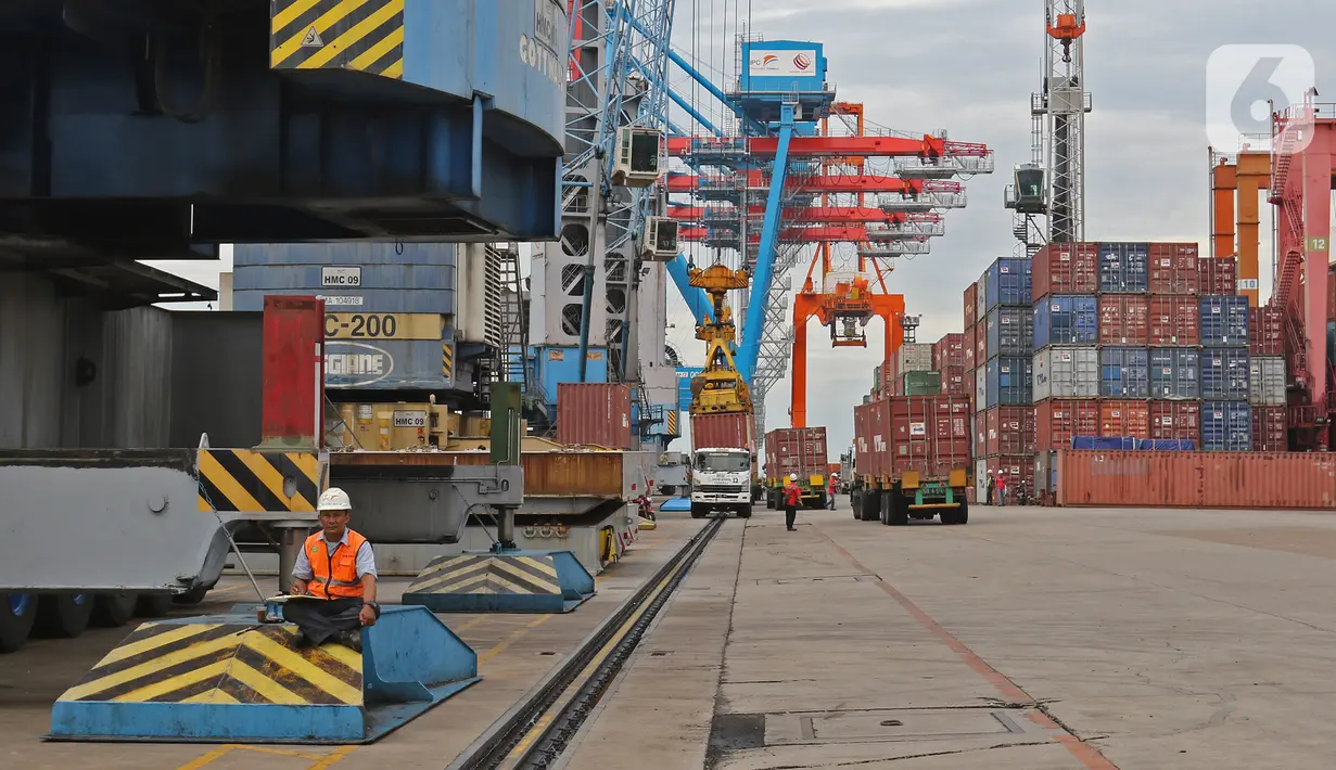 Suasana bongkar muat peti kemas di Pelabuhan Tanjung Priok, Jakarta, Kamis (14/11/2019). Menteri Keuangan Sri Mulyani Indrawati menargetkan pertumbuhan ekonomi Indonesia tahun 2020 mencapai 5,3%. (Liputan6.com/Herman Zakharia)
