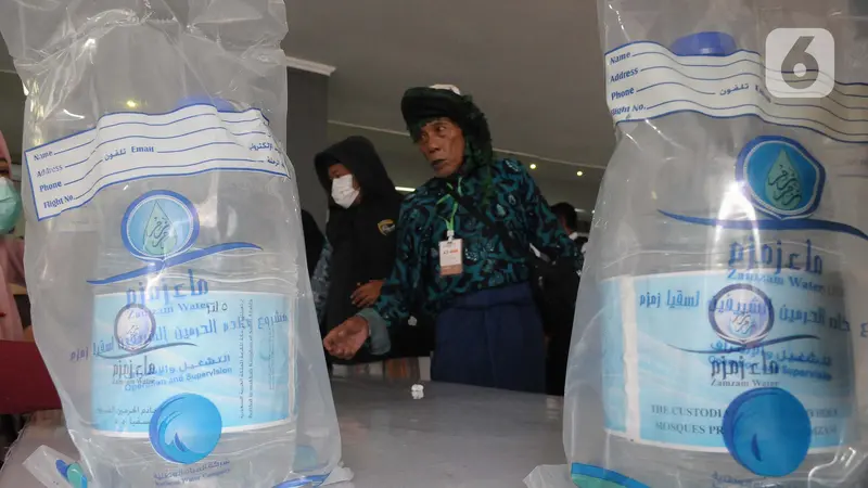 Pemerintah Indonesia melalui Kementerian Agama (Kemenag) tahun ini memberikan lima liter air zamzam tambahan kepada jemaah dan petugas haji.