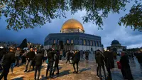 Umat Muslim tiba untuk melaksanakan salat subuh untuk memulai perayaan Idul Fitri di kompleks Masjid Al-Aqsa di Yerusalem pada 10 April 2024. (AHMAD GHARABLI/AFP)