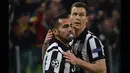 Penyerang Juventus, Carlos Tevez (kiri) memeluk Stephan Lichtsteiner usai mencetak gol saat laga melawan Borussia Dortmund di 16 besar Liga Champions (leg 1) di Stadion Juventus, Turin, Italia, (24/2/2015). (REUTERS/Alessandro Bianchi)