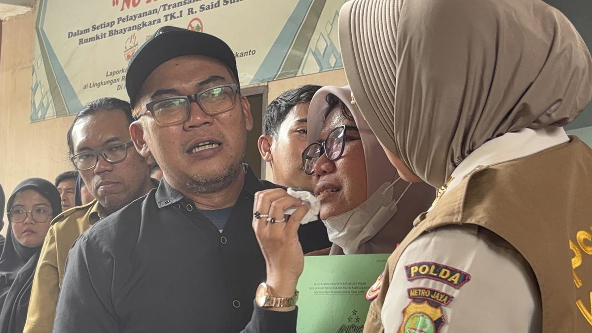 Isak Tangis Keluarga Korban Kebakaran Gedung Terra Drone: Saya Belum Sempat Balas Pesannya