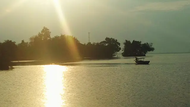 Menikmati Indahnya Pagi di Pantai Ogis dengan Ombak 7 Hantu