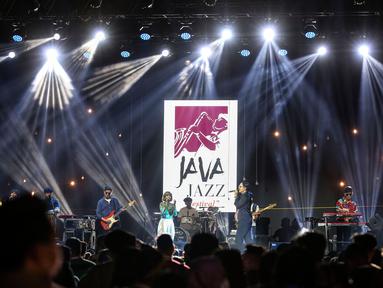 Maliq &amp; D'essential saat pentas di Perhelatan Jakarta Internasional BNI Java Jazz Festival (BNIJJF2022), di JiExpo Kemayoran, Jakarta Pusat, Jumat (27/5/2022). (Liputan6.com/Johan Tallo)