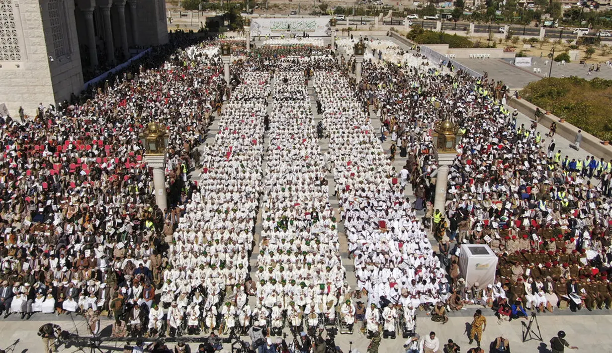 Ribuan pengantin pria mengenakan pakaian tradisional saat berpartisipasi pada acara nikah massal di Sanaa, Yaman, 2 Desember 2021. Houthi mengadakan nikah massal untuk ribuan pasangan. (AP Photo/Abdulsalam Sharhan)