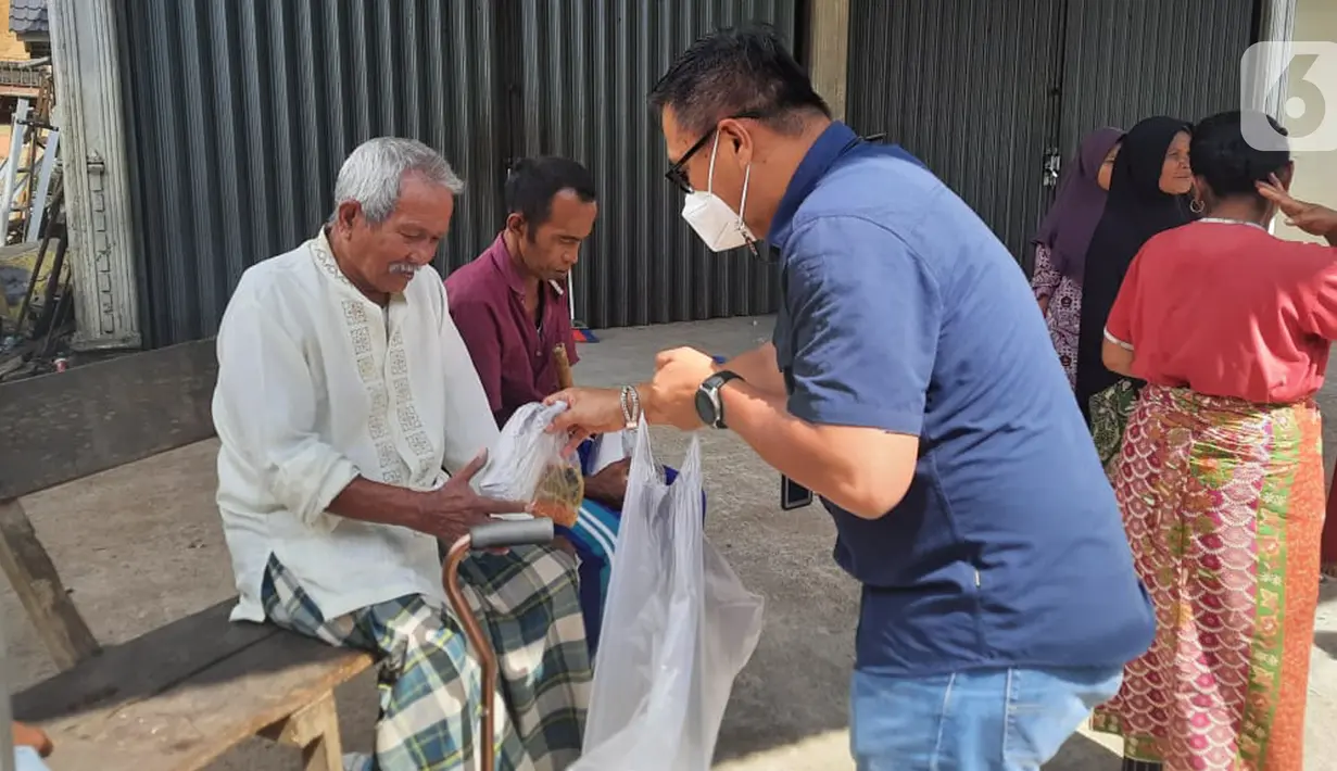 Warga korban gempa saat menerima bantuan di Pasaman Barat, Sumatera Barat, Jumat (26/2/2022). BRI memberikan bantuan tanggap darurat Peduli Bencana Gempa Pasaman Barat berupa ratusan paket makanana cepat saji. (Liputan6.com/HO/CSR BRI)