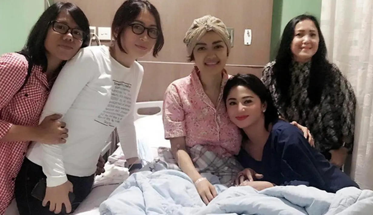 Julia Perez masih menjalani perawatan di Rumah Sakit Cipto Mangunkusumo (RSCM) Jakarta sejak beberapa bulan ini. Seperti diketahui, Jupe perempuan itu biasa disapa sedang menjalani perawatan akibat kanker serviks stadium empat.(Instagram/dewiperssikreal)