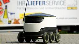 Sebuah mobil mungil beroda enam buatan Starship Technologies saat demonstrasi di kantor pusat Metro, Jerman, Selasa (7/6). Robot pengirim paket ini dibekali sensor yang membantunya untuk terhindar dari berbagai rintangan di jalan (REUTERS/Wolfgang Rattay)