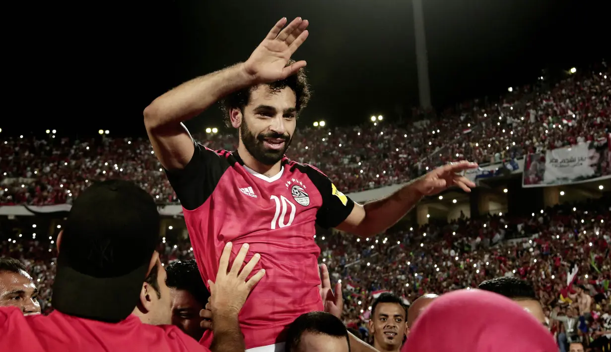 Bintang Mesir, Mohammed Salah, digotong saat merayakan keberhasilan lolos ke Piala Dunia 2018 di Stadion Borg El Arab, Alexandria, Senin (8/10/2017). Mesir lolos ke Piala Dunia setelah absen sejak gelaran tahun 1990. (AP/Nariman El-Mofty)