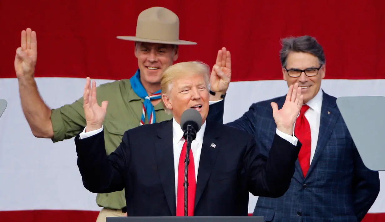 Presiden AS, Donald Trump menyampaikan pidato dalam Jambore Nasional 2017 di Summit Bechtel National Scout Reserve, Virginia Barat, AS, (24/7). Ribuan anggota Pramuka dari seluruh AS mengikuti Jambore Nasional ke-19. (AP Photo/Carolyn Kaster)