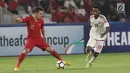 Pemain Timnas Indonesia U-19, Egy Maulana Vikri (kiri) berebut bola dengan pemain UEA U-19 pada penyisihan Grup A Piala AFC U-19 2018 di Stadion GBK, Jakarta, Rabu (24/10). Babak pertama, Indonesia unggul 1-0. (Liputan6.com/Helmi Fithriansyah)