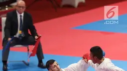 Karateka putra Indonesia, Rifki Ardiansyah Arrosyiid saat bertarung melawan Amir Mahdi Zadeh dari Iran di babak final nomor Kumite -60 kg di Arena Karate JCC Senayan, Jakarta, Minggu (26/8). Rifki berhasil meraih medali emas. (Liputan6.com/Fery Pradolo)