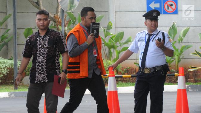 Anggota DPRD Kota Malang Syamsul Fajrih (tengah) tiba Gedung KPK, Jakarta, Kamis (22/11). Syamsul akan menjalani pemeriksaan lanjutan oleh penyidik KPK. (Merdeka.com/Dwi Narwoko)