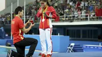 Atlet loncat indah China, He Zi, dilamar kekasihnya, Qin Kai, seusai mendapatkan medali perak nomor papan 3 meter Olimpiade Rio de Janeiro 2016, Minggu (14/8/2016). (REUTERS/Stefan Wermuth)