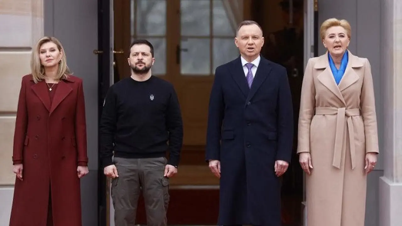 Presiden Ukraina Volodymyr Zelensky dan istri bersama dengan Presiden Polandia Andrzej Duda dan istri di Warsawa, Rabu (5/4/2023). (Dok. AFP)