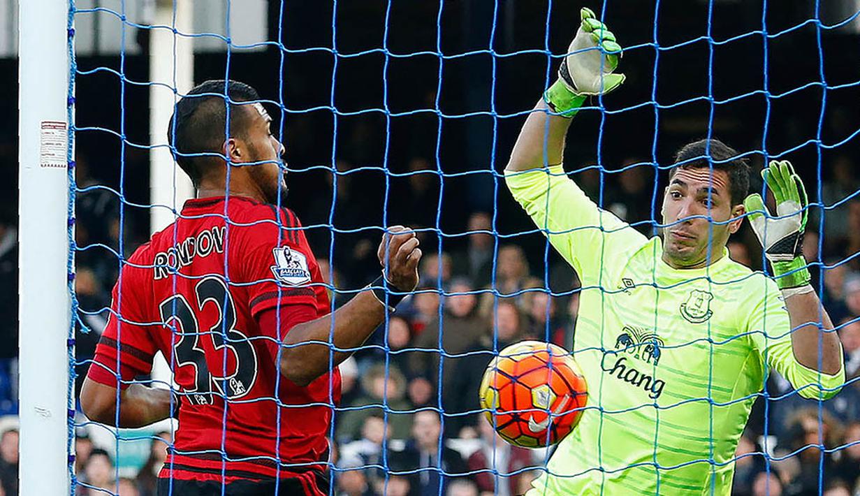 Striker West Bromwich, Salomon Rondon, membobol gawang Everton yang dijaga Joel Robles, pada laga Liga Inggris di Stadion Goodison Park, Inggris, Sabtu (13/2/2016). Everton takluk 0-1 dari West Bromwich. (AFP/Lindsey Parnaby)