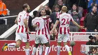 Para pemain Stoke City merayakan gol yang dicetak oleh Jese Rodriguez, ke gawang Arsenal pada laga Premier League di Stadion Bet365, Sabtu (19/8/2017). Stoke City menang 1-0 atas Arsenal. (AFP/Roland Harrison)