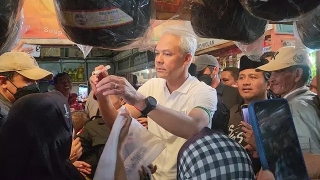 Ganjar Pranowo mengunjungi Pasar Induk Kajen, Kabupaten Pekalongan, Jawa Tengah, Selasa (16/1/2024).