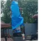 Video patung Bunda Maria ditutup terpal karena diduga dipaksa ormas viral di media sosial. (Liputan6.com/ Dok. Ist)