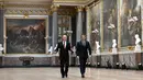 Presiden Prancis Emmanuel Macron mengajak Presiden Rusia, Vladimir Putin berkeliling Gallery of Battles di Istana Versailles, dekat Paris, Senin (29/5). Macron bertemu tatap muka untuk pertama kalinya dengan Putin. (Stephane de Sakutin/Pool Photo via AP)