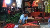 Pedagang beraktivitas di salah satu pasar tradisional di Jakarta, Rabu (26/10/2022). Bank Indonesia (BI) dalam Survei Pemantauan Harga (SPH) memperkirakan tingkat inflasi hingga minggu ketiga Oktober 2022 mencapai 0,05% secara bulanan (month-to-month/mtm).  (Liputan6.com/Angga Yuniar)