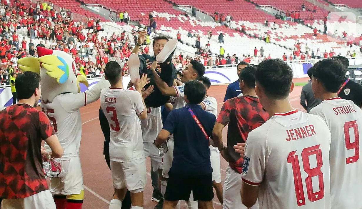 Kemenangan atas Arab Saudi langsung dirayakan pemain timnas Indonesia bersama para suporter dengan melakukan victory lap. (Liputan6.com/Herman Zakharia)