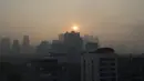 <p>Lapisan kabut asap menyelimuti Bangkok, Thailand (14/1). Thailand telah berupaya untuk mengatasi polusi yang telah menyelimuti ibukota dalam beberapa pekan terakhir. (AFP Photo/Romeo Gacad)</p>