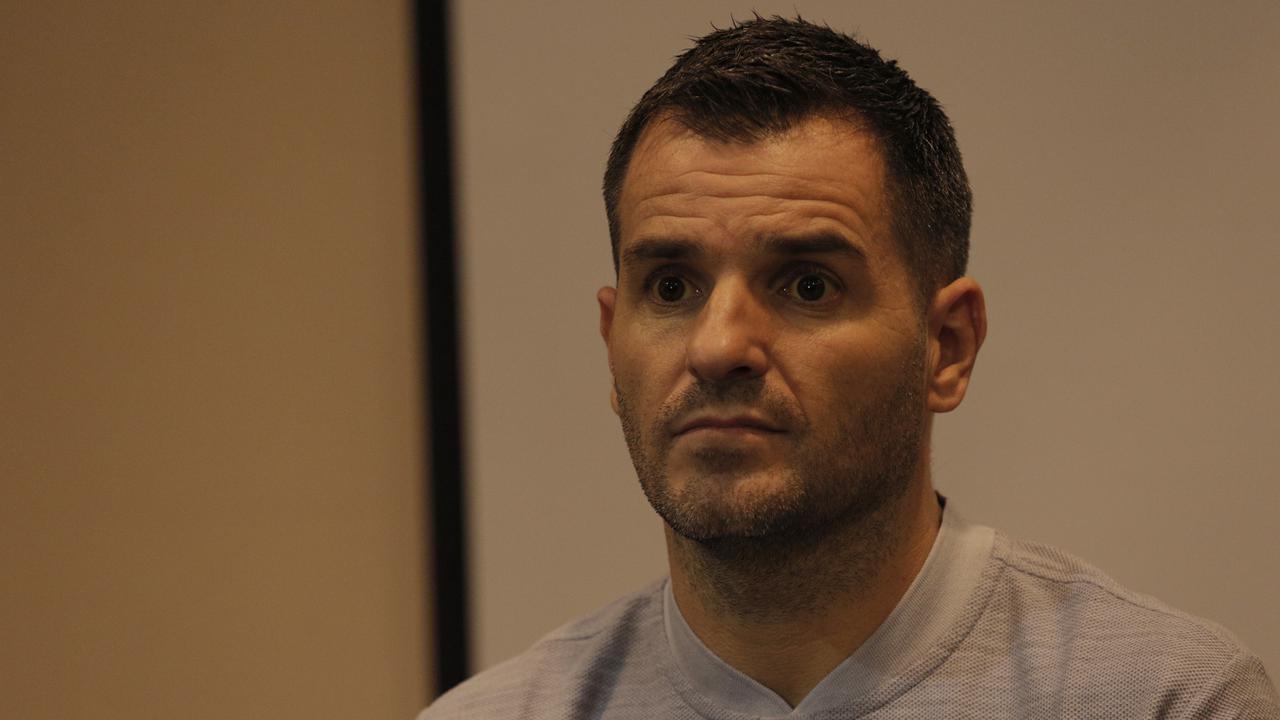 Pelatih Timnas Indonesia, Simon McMenemy, mengamati pertanyaan wartawan saat jumpa pers. (Bola.com/Okie Prabhowo)