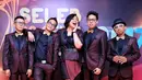 Rasa rindu para pesonel Project Pop terhadap Oon sepertinya tak akan pernah sirna. Sampai kapanpun kerinduan itu akan selalu melekat, pasalnya persahabatan mereka sudah terjalin selama 20 tahun. (Adrian Putra/Bintang.com)