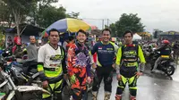 Doni Tata bersama pembalap Jepang yang berlatih dengannya. (Istimewa)