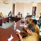 Rapat antara Polda Riau dengan pihak terkait terkait lonjakan Covid-19 di Kabupaten Bengkalis. (Liputan6.com/M Syukur)