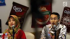 Direktur Garudafood, Paulus Tedjosutikno (kanan) bersama Head of Corporate Communication Garudafood, Dian Astriana memberikan keterangan seusai Rapat Umum Pemegang Saham Tahunan (RUPST) sekaligus Rapat Umum Pemegang Saham Luar Biasa (RUPSLB) di Jakarta, Selasa (30/4/2019). (Liputan6.com/Johan Tallo)
