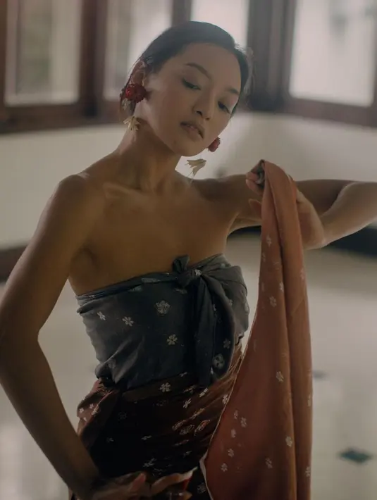 Kreatif dan berani menjadi kunci dari tampilan batik agar tak terlihat membosankan.