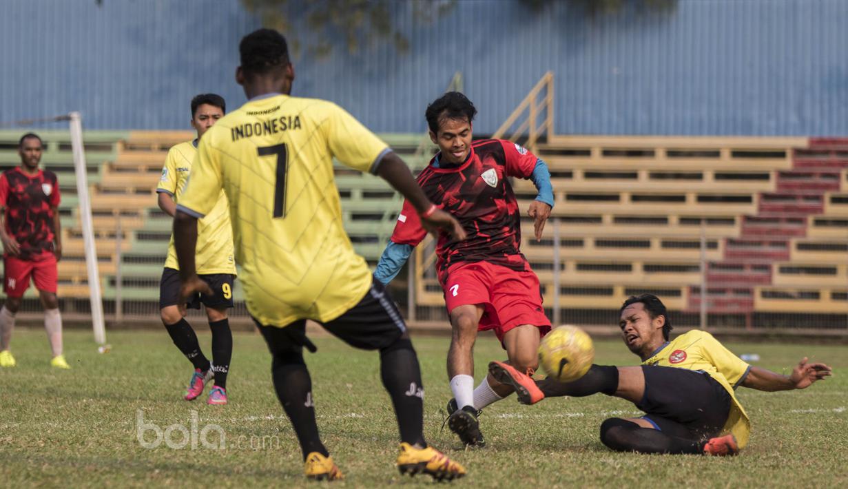 Laga final turnamen Football For Peace mempertemukan Unckle FC melawan Brigade Beringin. (Bola.com/Vitalis Yogi Trisna)