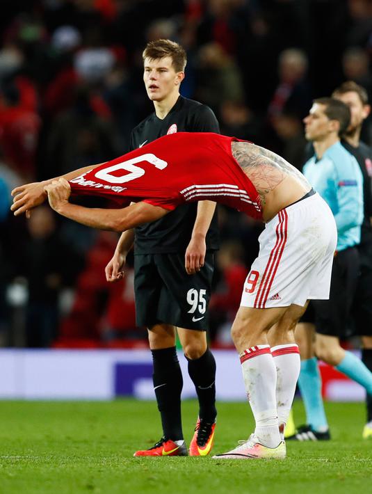 Penyerang MU, Zlatan Ibrahimovic membuka kostum dengan tubuh yang dipenuhi tato usai pertandingan melawan Zorya Luhansk pada laga Liga Eropa di Stadion Old Trafford, Inggris (29/9). (Reuters/Jason Cairnduff)