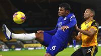 Pemain Wolverhampton Wanderers, Fernando Marcal, berebut bola dengan bek Chelsea, Thiago Silva, pada laga Liga Inggris di Stadion Molineux, Rabu (16/12/2020). Chelsea tumbang dengan skor 2-1. (Michael Steele/Pool via AP)