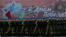 Petugas militer Rusia berbaris saat latihan untuk parade militer Hari Kemenangan di Lapangan Dvortsovaya di Saint Petersburg (3/5). Rusia akan merayakan ulang tahun ke-72 dari kemenangan atas Nazi Jerman di pada 9 Mei 1945. (AFP Photo/Olga Maltseva)