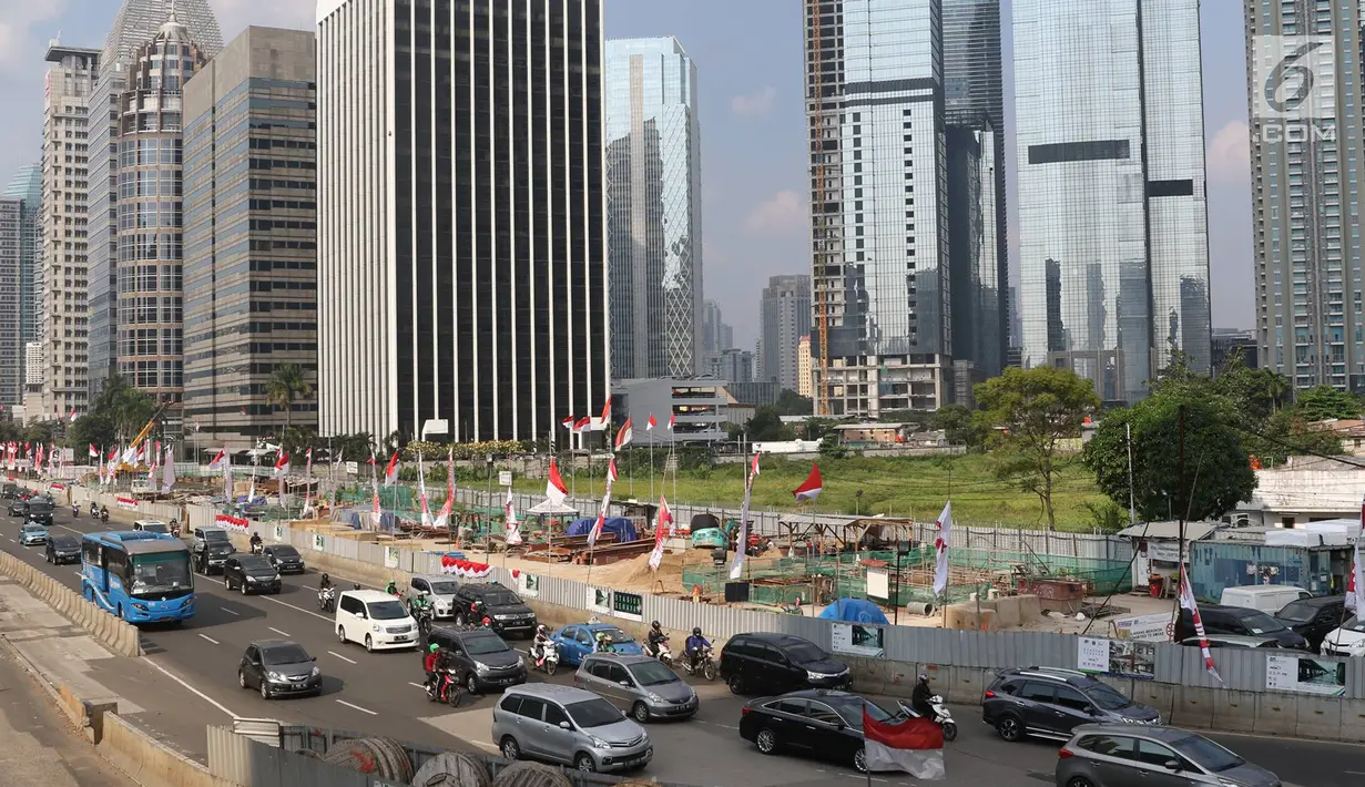 Sejumlah kendaraan melintasi Jalan Sudirman di kawasan Senayan, Jakarta. Senin (7/8). Menurut pihak Dishub kebijakan perluasan pelarangan sepeda motor dibarengi dengan perluasan aturan ganjil-genap untuk roda empat. (Liputan6.com/Immanuel Antonius)