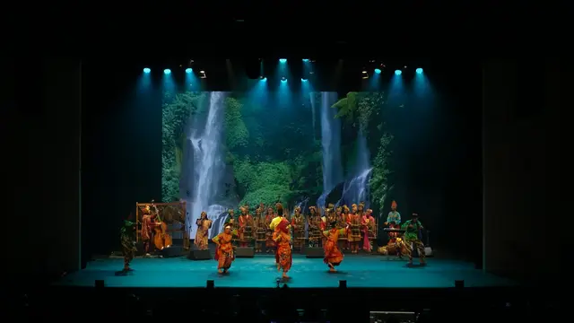 Tarian tradisional dari berbagai wilayah di Indonesia, termasuk Badindin (Minang), Janger (Bali), Jali-Jali (Betawi), Yamko Rambe Yamko (Papua), dan tarian Batak juga ditampilkan dalam ensambel musik Tim Muhibah Angklung di Abu Dhabi, Uni Emirat Arab.