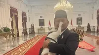 Prabowo Unggah Foto Gendong Bobby Kertanegara di Istana Negara, Tangannya Nyaris Cakar Hidung Sang Presiden